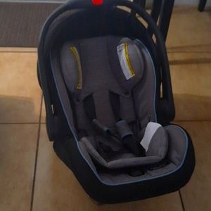 Silla de auto para bebé. 0 a 12 meses